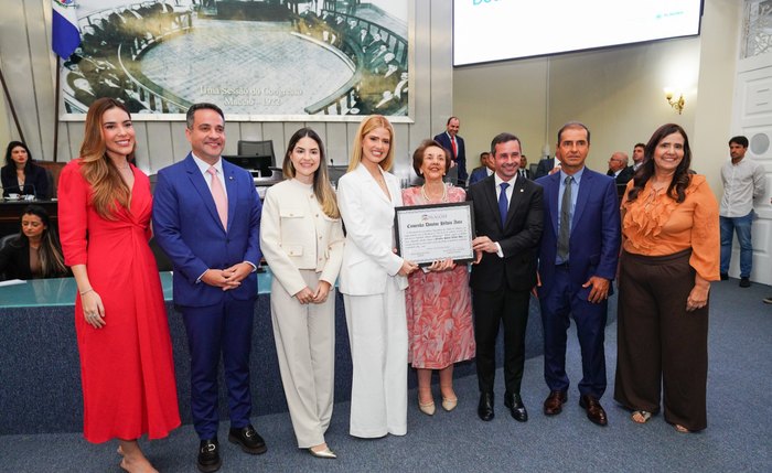 Coordenadora do Plano Estadual de Oncologia, médica Rafaella Toledo, foi homenageada com a Comenda Dr. Hélvio Auto
