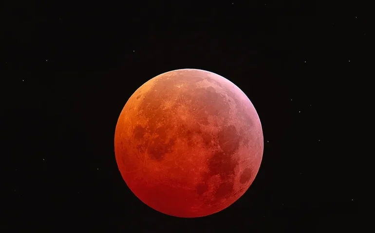 'Lua de Morango' já tem data em 2025; entenda nome e onde ela poderá ser vista