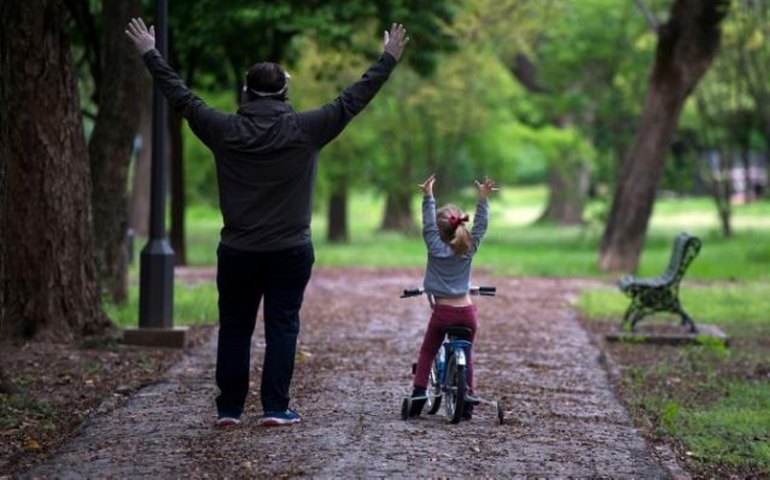 Europa tem menor número de mortos em semanas e abranda confinamento