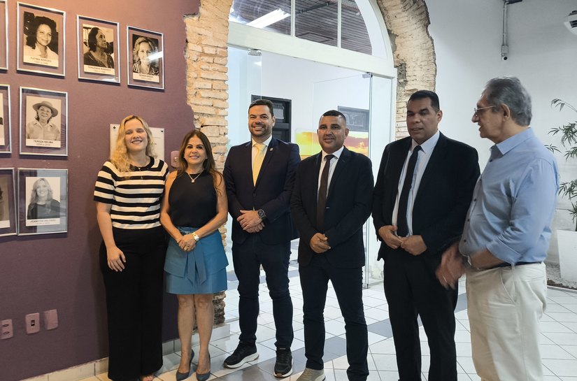 Vereadora Jeannyne Beltrão posiciona sua foto na Galeria Lilás da Câmara Municipal