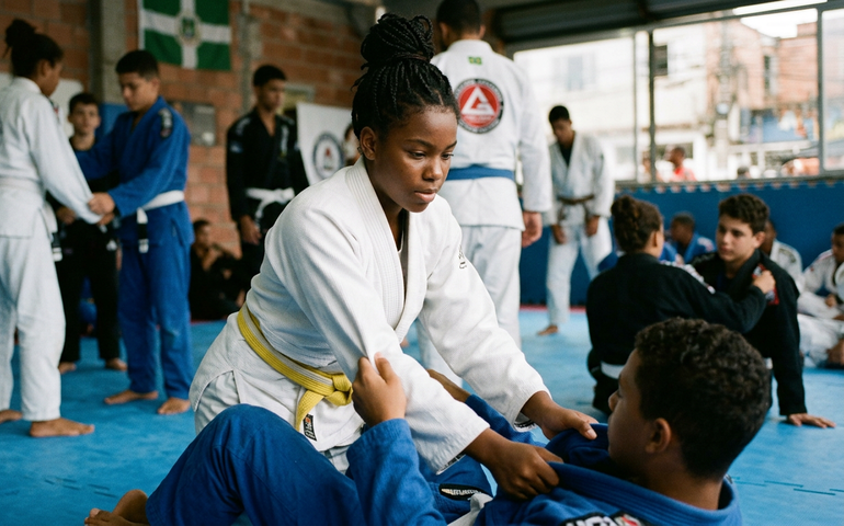 Jovem luta contra doença rara para seguir no jiu-jitsu e tenta retomar tratamento custeado pelo SUS