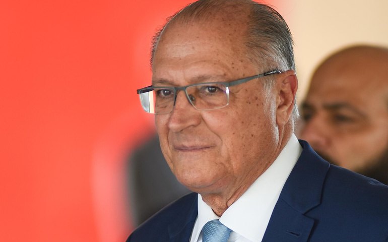 Alckmin diz que reação brasileira ao tarifaço proposto por Trump não deve ser 'olho por olho'