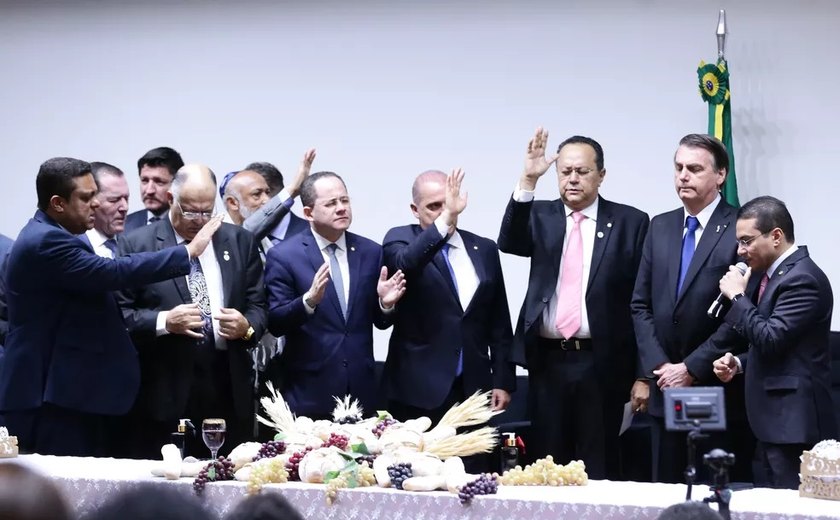 Bolsonaro participa de culto evangélico nas dependências da Câmara