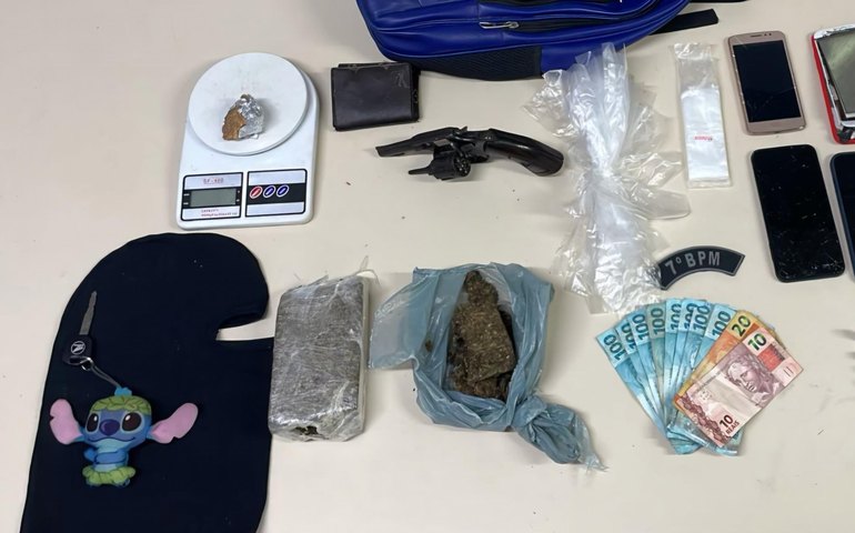 PM apreende duas armas e mais de meio quilo de drogas durante ações no interior