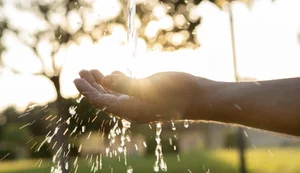 água escorrendo nas mãos. Fonte: Internet