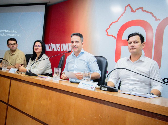 Paulo Dantas e prefeitos firmam pacto para fortalecer educação em Alagoas