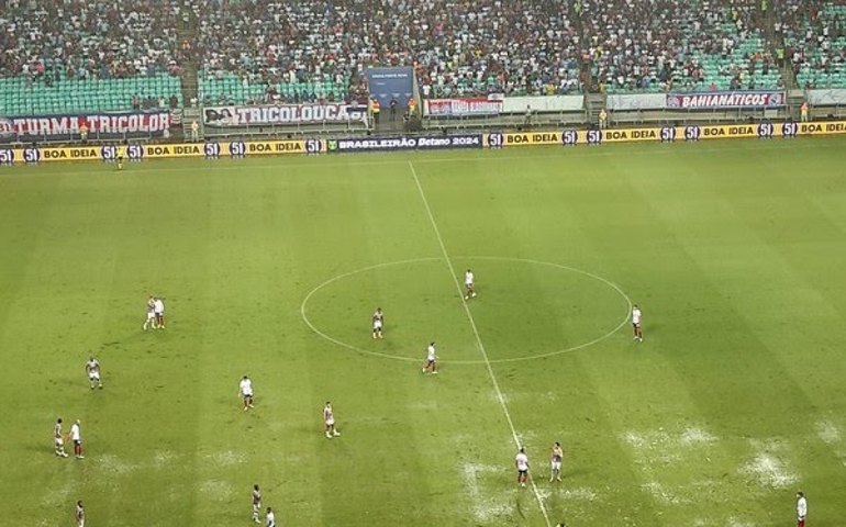 Chuva alaga gramado da Fonte Nova e interrompe parte do jogo entre Bahia e Fluminense