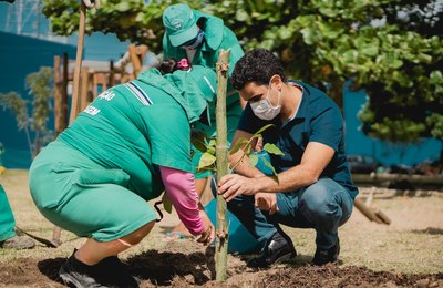 Prefeito de Maceió, JHC, acompanha serviços de limpeza e educação ambiental no Jacintinho
