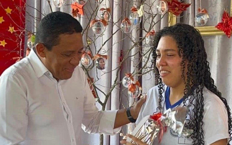 Estudante é premiada como melhor aluna da Escola Estadual Monsenhor Ribeiro Vieira