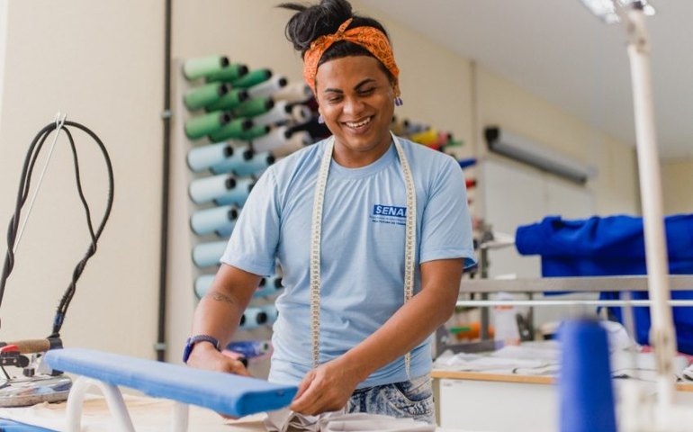 Exemplo de vida se torna inspiração em curso de costura industrial