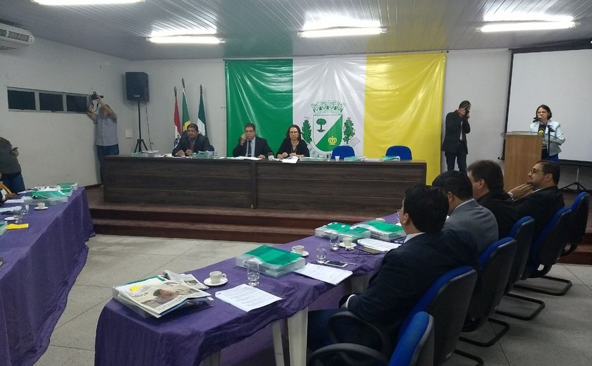 Legislativo de Arapiraca vai convocar Teófilo para explicações sobre calote
