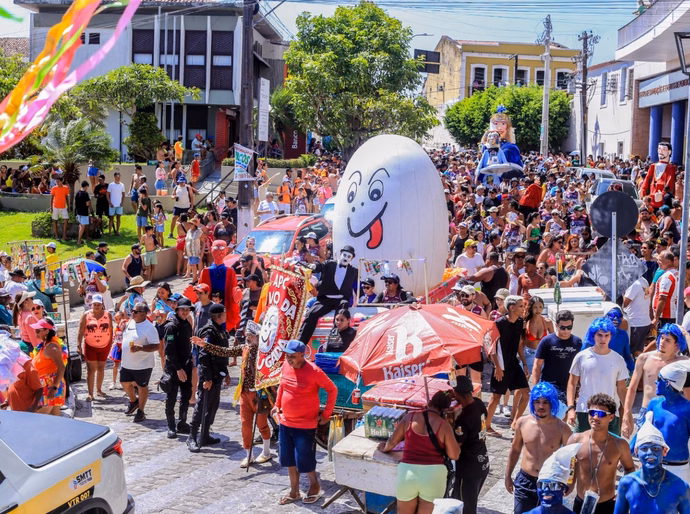 Ovo da Madrugada homenageia o cinema em seu desfile pelas ruas de Penedo