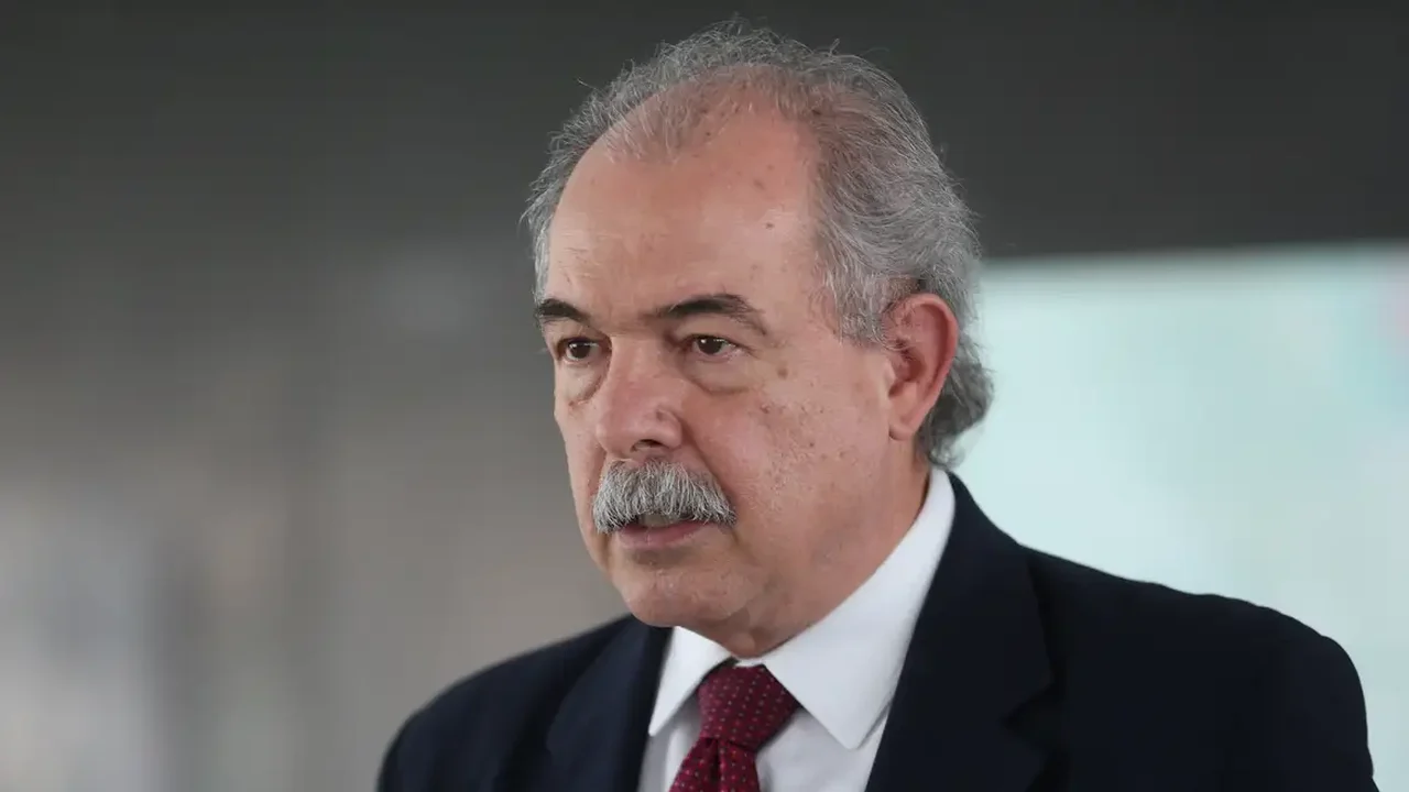 Fuga dos EUA: Mercadante diz que Brasil estuda atrair cientistas estrangeiros