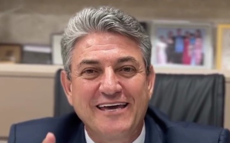 Deputado é flagrado comemorando obra em MT: 'Uma é a minha'