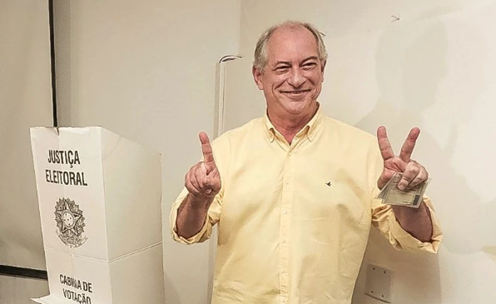 Ciro votou em Fortaleza, no Ceará acompanhado de toda a família Ciro votou em Fortaleza, no Ceará acompanhado de toda a família