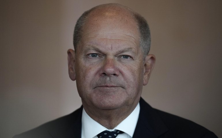 Há forças políticas nos EUA que estão destruindo instituições democráticas na Europa, diz Scholz