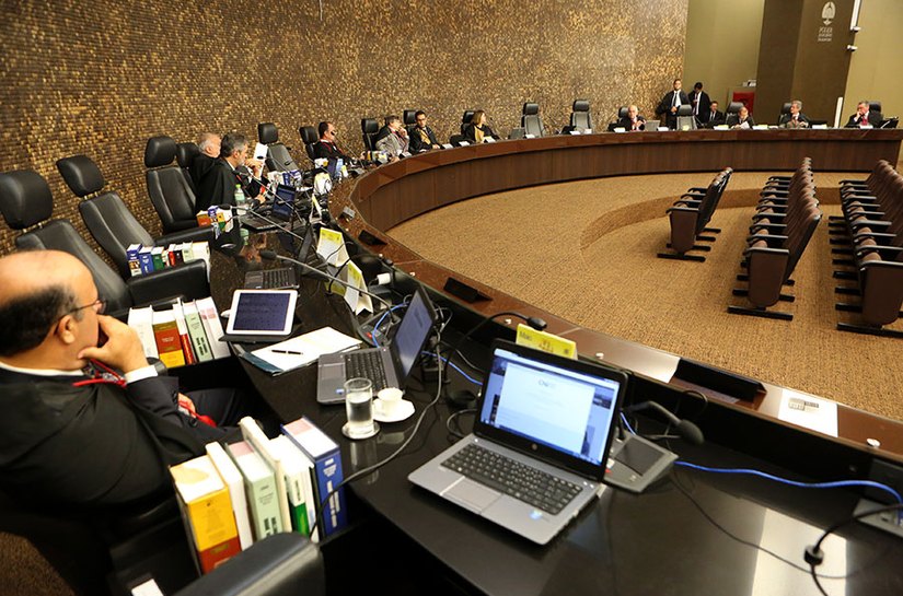 TJ suspende o julgamento de recurso contra reajuste de servidores da ALE