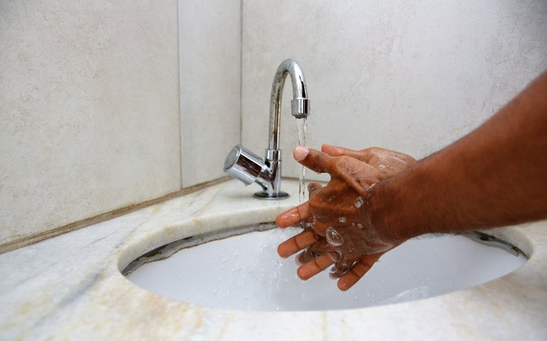Higienização correta das mãos evita risco de infecções em até 85%, diz enfermeira do HEA