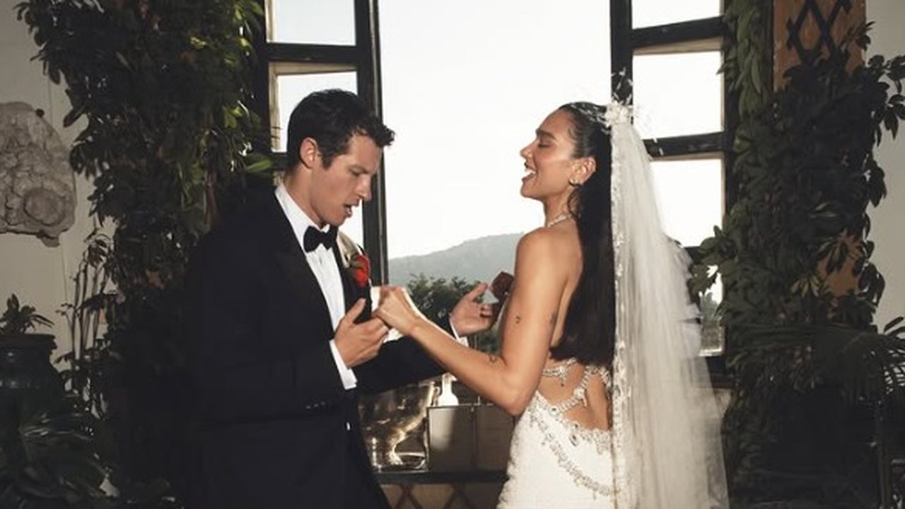 Dua Lipa divulga fotos de festa de casamento com Callum Turner