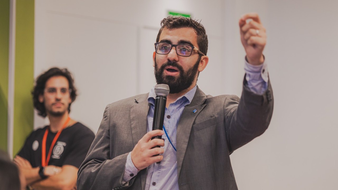 Ex-praticante da ‘cura gay’, pastor LGBTQIA+ diz: “a igreja é uma instituição homofóbica”