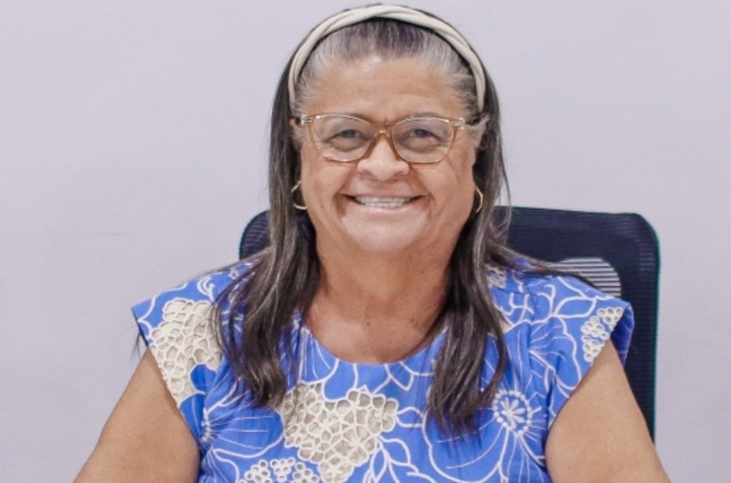 Prefeita Tia Júlia confirma 14º salário na Educação e reforça compromisso em valorizar profissionais