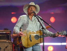 Por dentro do show de despedida triunfal da lenda da música country Alan Jackson