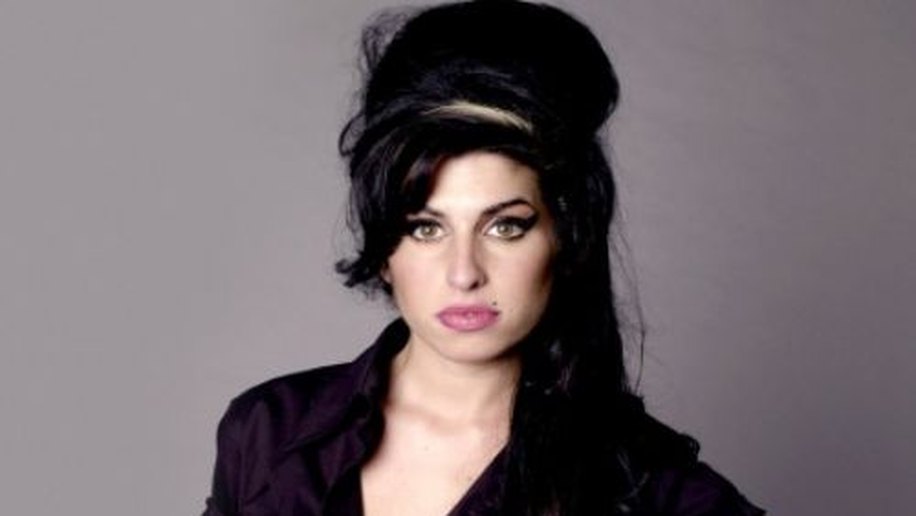 Um mês após morte, Amy Winehouse sai do topo dos discos mais vendidos