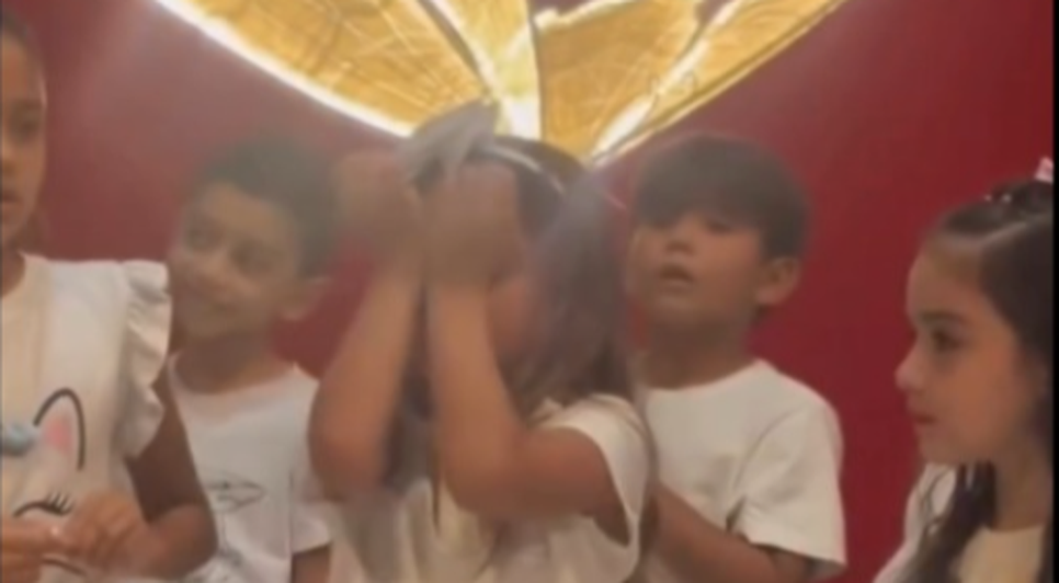 Criança chora por mãe não ir a apresentação. Fonte: Internet