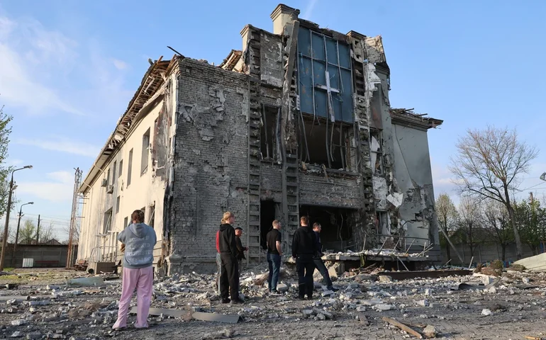 Ataques russos matam pelo menos 2 enquanto a Ucrânia ataca uma fábrica russa de drones