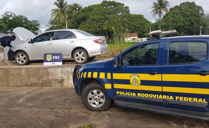 Veículo era roubado e transitava com placa clonada