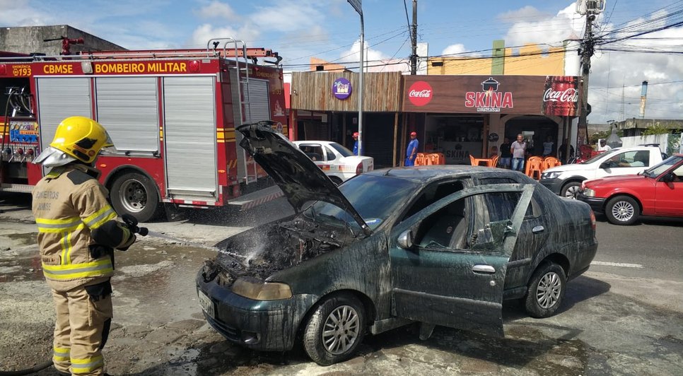 Carro estacionado pega fogo na Zona Norte de Aracaju / Foto: Foto: CBMSE/Divulgação