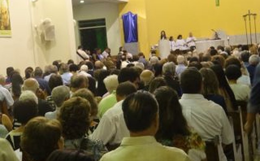 Centenas de pessoas vão à missa de 7º dia do ex-governador Suruagy