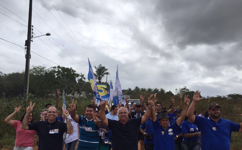 Zona rural de Arapiraca abraça Rogério Teófilo em mais uma grande caminhada