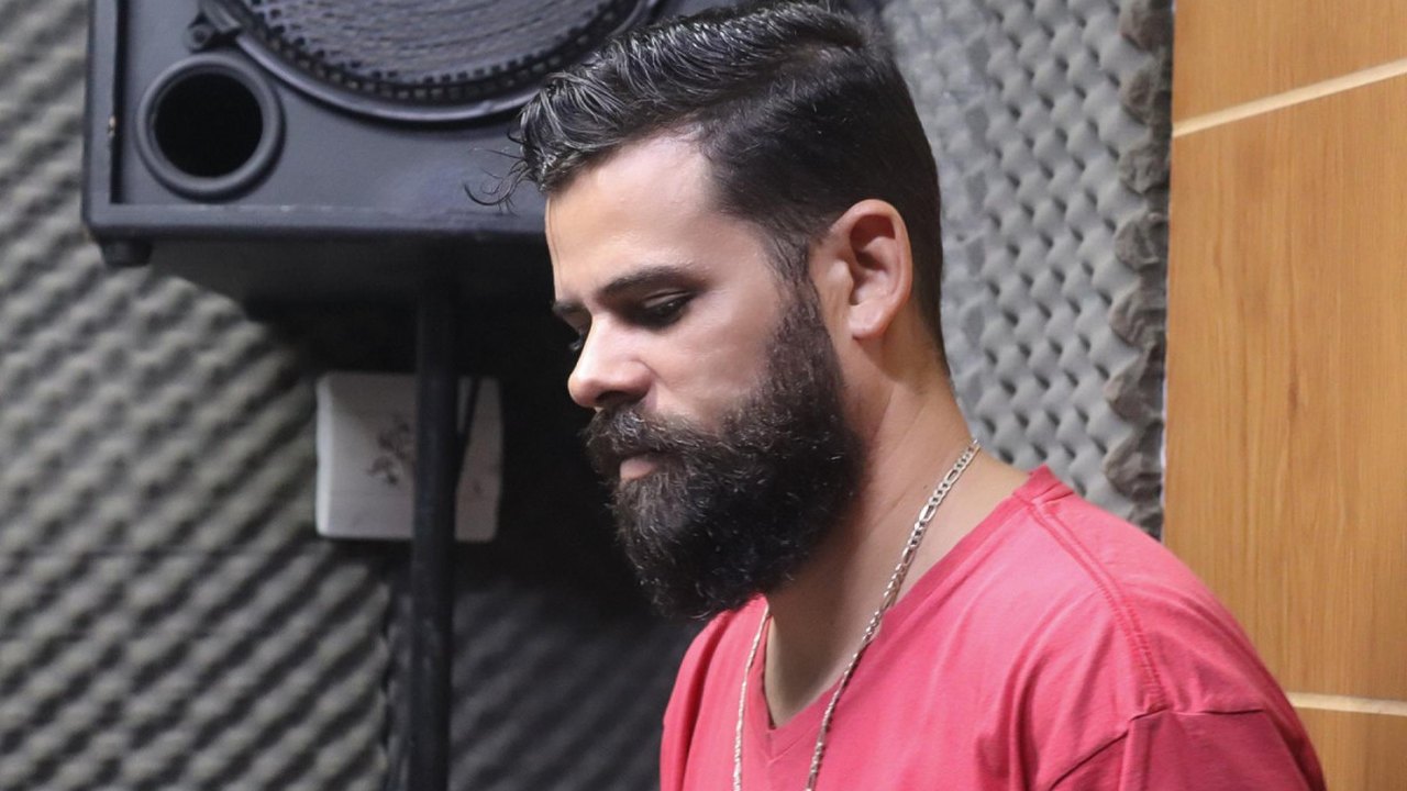 Pela necessidade de inventar, se expressar e questionar de Vitor Coelho