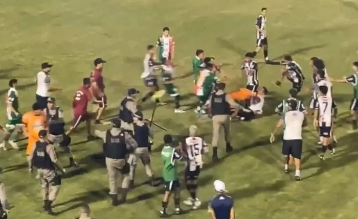 Jogadores se envolveram em confusão durante a partida; PM foi acionada Jogadores se envolveram em confusão durante a partida; PM foi acionada