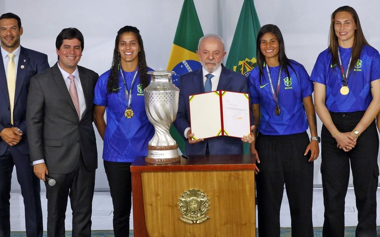 Lula diz que enviará projeto de lei para incentivar futebol feminino