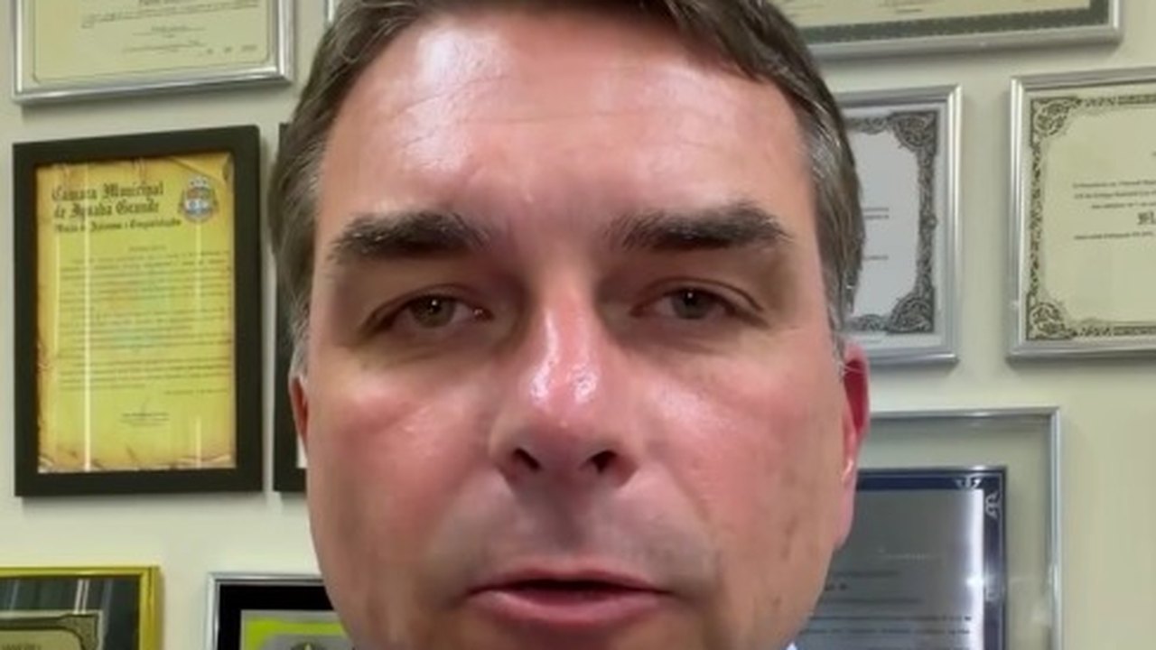 Flávio Bolsonaro vai de crítico a defensor do Bolsa Família
