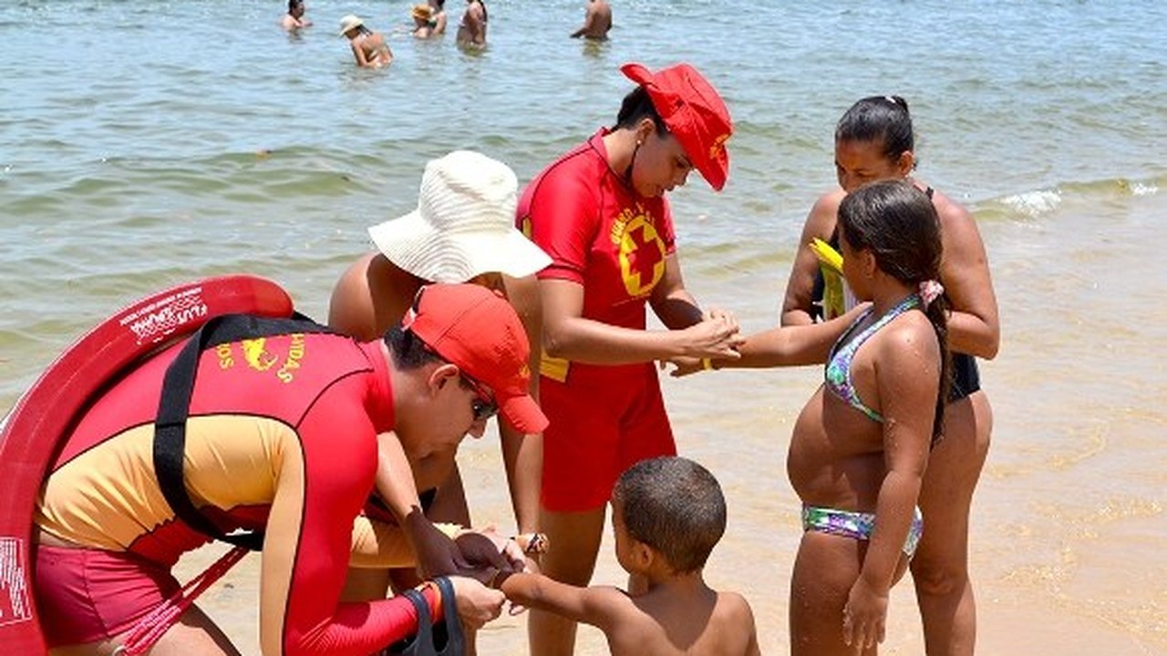 Tranquilidade marca o primeiro dia de Carnaval nas praias