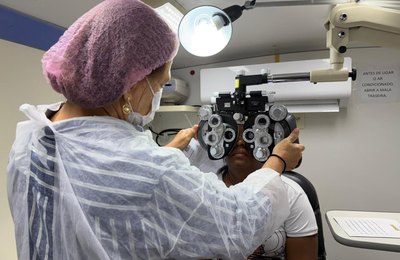Visão renovada: trabalhadores do comércio recebem consultas e óculos gratuitos em ação do Sesc Alagoas
