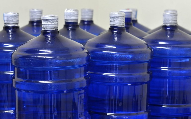 Esbanjando: prefeitura firma contrato de R$185 mil para compra de água mineral