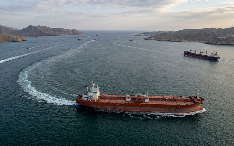 Superpetroleiros mudam de rota no estreito de Ormuz após negociações entre EUA e Irã