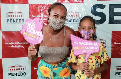 Pais conscientes levam filhos para tomar vacina contra Covid em Penedo