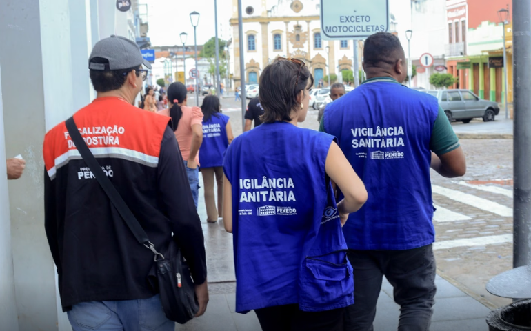 Prefeitura de Penedo orienta e fiscaliza comércio ambulante no Centro Histórico