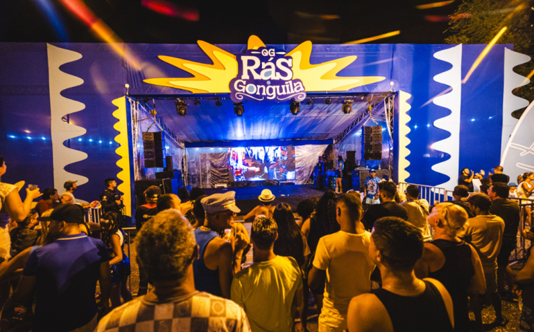 Maceioenses e turistas se reúnem para acompanhar desfile da Beija-Flor no QG Rás Gonguila