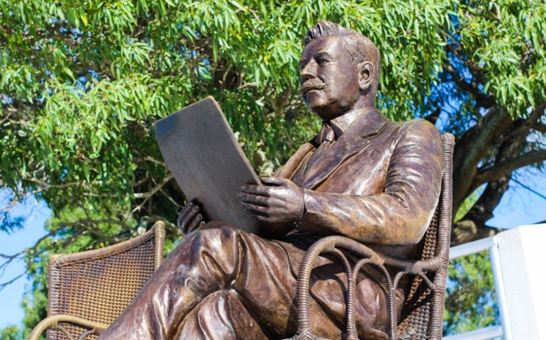 Delmiro Gouveia é retratado por Léo Santana, um dos mais importantes escultores brasileiros