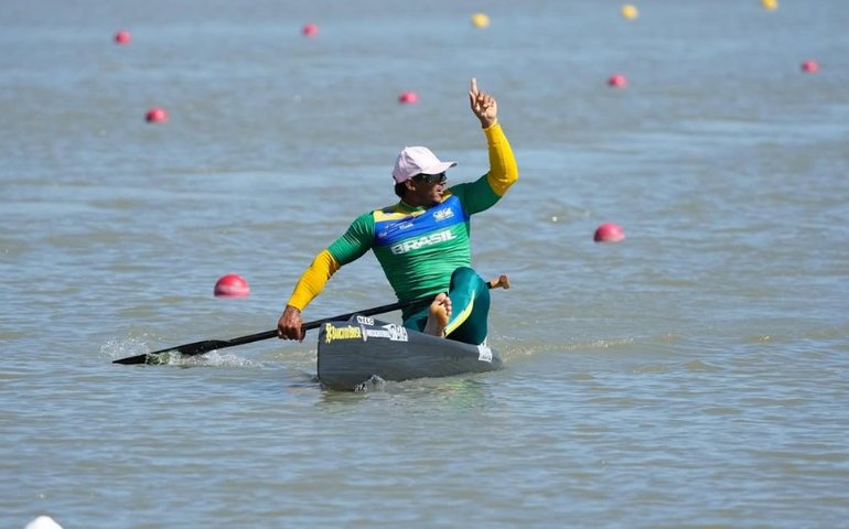 Isaquias Queiroz vence C1 500m na Copa do Mundo de canoagem na Hungria