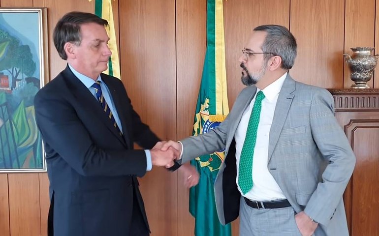 Comissão da Presidência pune Weintraub e ex-assessor por gesto racista