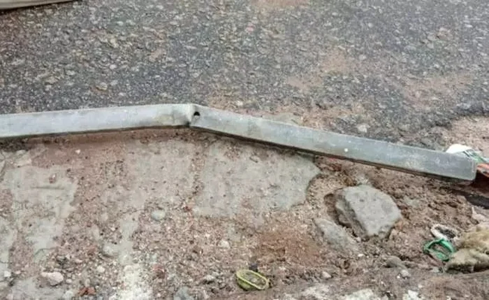 Violência dos golpes foi tanta que entornou a barra de ferro Violência dos golpes foi tanta que entornou a barra de ferro