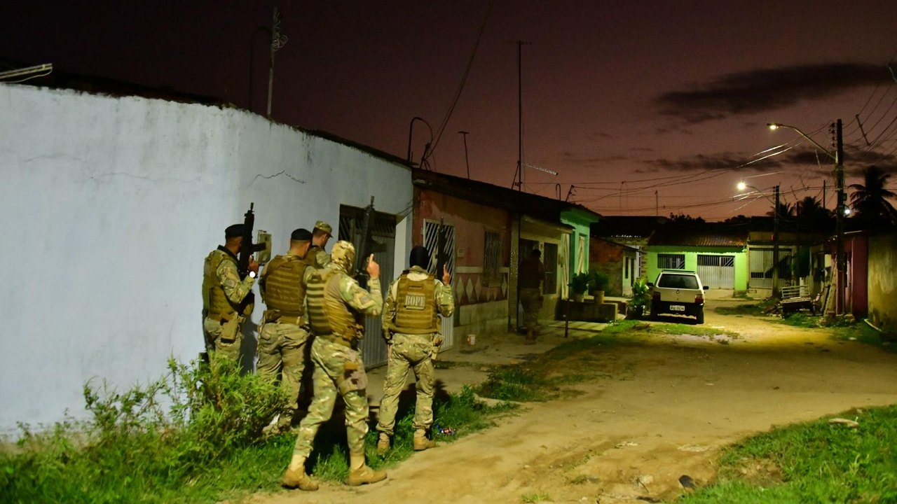PM apreende fuzil, pistolas e 11 kg de drogas em operação em Rio Largo