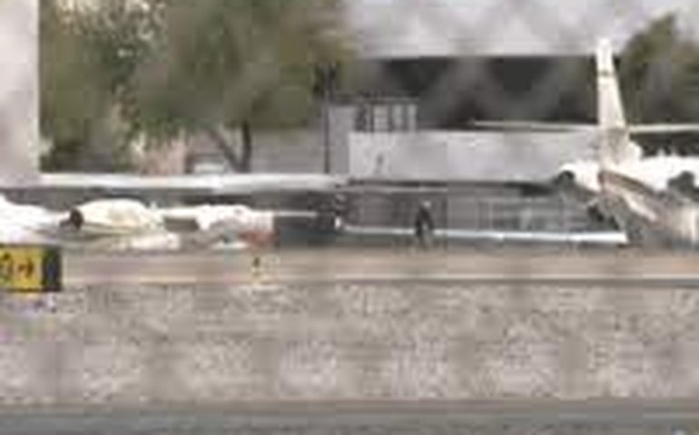 Colisão de 2 aviões de pequeno porte em aeroporto do Arizona deixa ao menos um morto